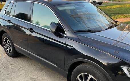 Volkswagen Tiguan II, 2018 год, 2 500 000 рублей, 2 фотография