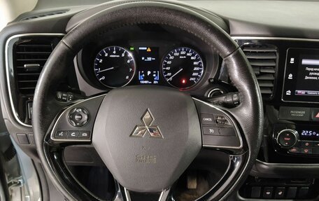 Mitsubishi Outlander III рестайлинг 3, 2018 год, 1 859 000 рублей, 13 фотография