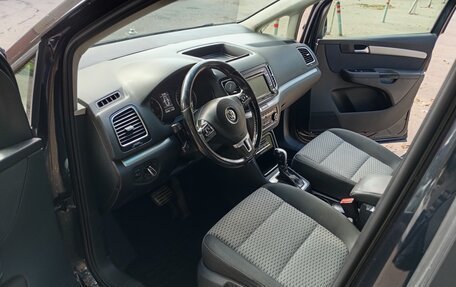 Volkswagen Sharan II, 2011 год, 900 000 рублей, 3 фотография