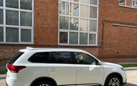 Mitsubishi Outlander III рестайлинг 3, 2018 год, 1 650 000 рублей, 3 фотография