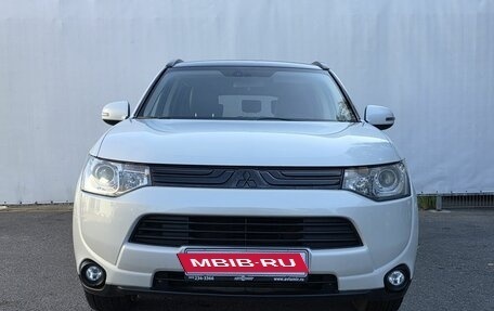 Mitsubishi Outlander III рестайлинг 3, 2013 год, 1 290 000 рублей, 2 фотография