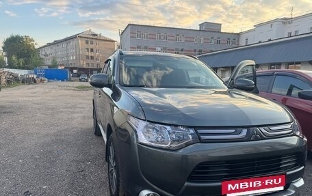 Mitsubishi Outlander III рестайлинг 3, 2013 год, 1 400 000 рублей, 2 фотография