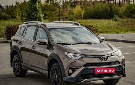 Toyota RAV4, 2017 год, 2 395 000 рублей, 2 фотография