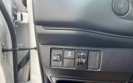 Honda Vezel, 2023 год, 1 989 000 рублей, 12 фотография