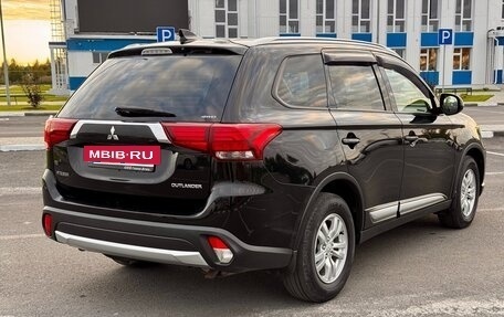 Mitsubishi Outlander III рестайлинг 3, 2017 год, 1 599 000 рублей, 11 фотография