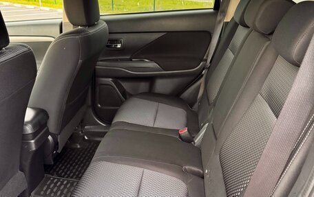 Mitsubishi Outlander III рестайлинг 3, 2017 год, 1 599 000 рублей, 19 фотография