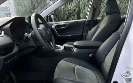 Toyota RAV4, 2025 год, 4 600 000 рублей, 10 фотография