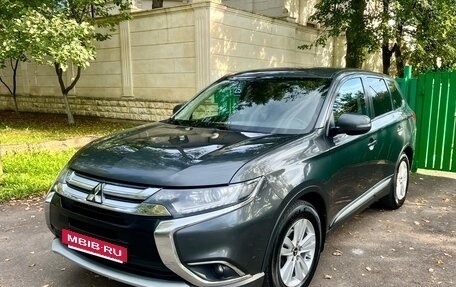 Mitsubishi Outlander III рестайлинг 3, 2018 год, 1 400 000 рублей, 2 фотография