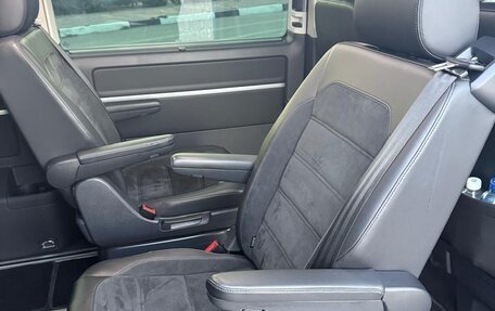Volkswagen Multivan T6 рестайлинг, 2019 год, 5 800 000 рублей, 13 фотография