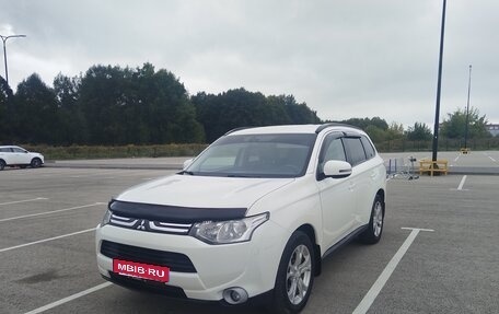 Mitsubishi Outlander III рестайлинг 3, 2013 год, 945 000 рублей, 1 фотография