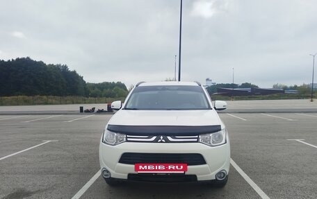 Mitsubishi Outlander III рестайлинг 3, 2013 год, 945 000 рублей, 2 фотография