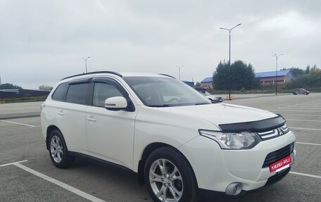 Mitsubishi Outlander III рестайлинг 3, 2013 год, 945 000 рублей, 3 фотография