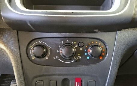 Renault Logan II, 2019 год, 600 000 рублей, 15 фотография