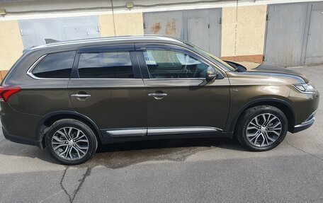 Mitsubishi Outlander III рестайлинг 3, 2015 год, 2 710 000 рублей, 8 фотография