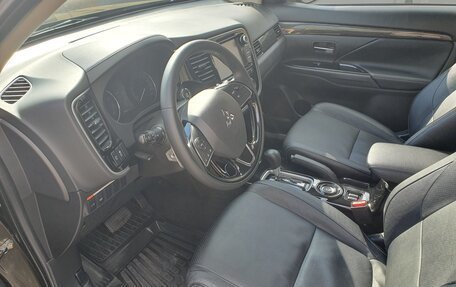 Mitsubishi Outlander III рестайлинг 3, 2015 год, 2 710 000 рублей, 11 фотография