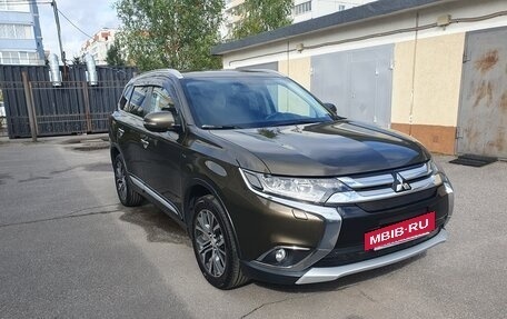Mitsubishi Outlander III рестайлинг 3, 2015 год, 2 710 000 рублей, 3 фотография