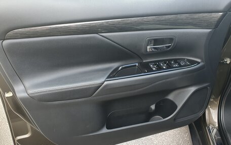 Mitsubishi Outlander III рестайлинг 3, 2015 год, 2 710 000 рублей, 13 фотография