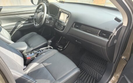 Mitsubishi Outlander III рестайлинг 3, 2015 год, 2 710 000 рублей, 14 фотография