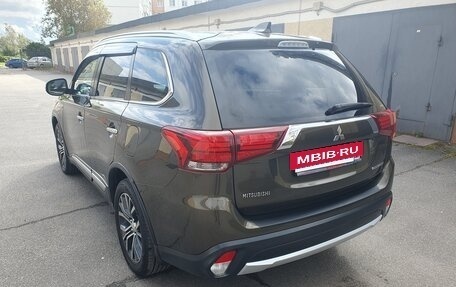 Mitsubishi Outlander III рестайлинг 3, 2015 год, 2 710 000 рублей, 5 фотография