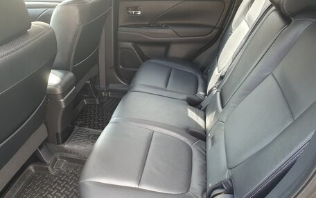 Mitsubishi Outlander III рестайлинг 3, 2015 год, 2 710 000 рублей, 16 фотография