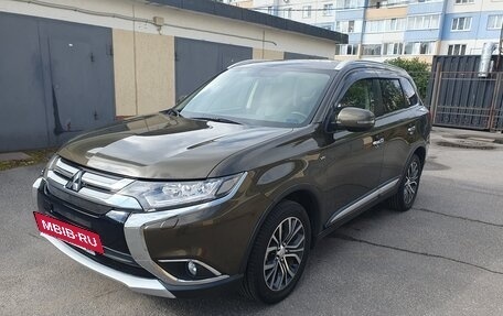 Mitsubishi Outlander III рестайлинг 3, 2015 год, 2 710 000 рублей, 2 фотография