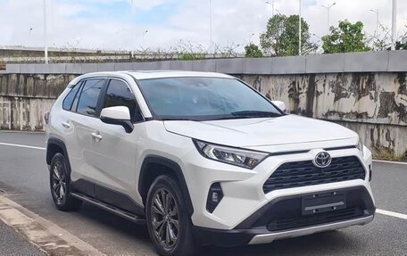 Toyota RAV4, 2023 год, 2 400 000 рублей, 2 фотография