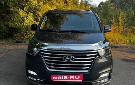 Hyundai Grand Starex Grand Starex I рестайлинг 2, 2018 год, 3 190 000 рублей, 2 фотография