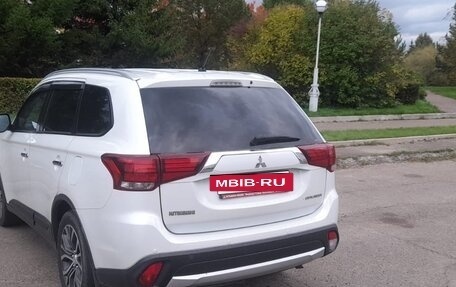 Mitsubishi Outlander III рестайлинг 3, 2015 год, 1 900 000 рублей, 4 фотография