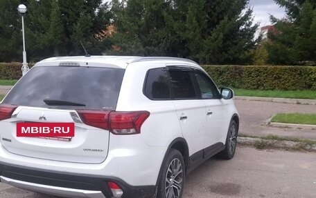 Mitsubishi Outlander III рестайлинг 3, 2015 год, 1 900 000 рублей, 3 фотография