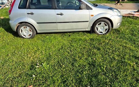 Ford Fiesta, 2004 год, 330 000 рублей, 2 фотография