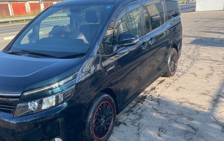 Toyota Voxy III, 2014 год, 1 900 000 рублей, 3 фотография