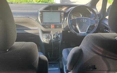 Toyota Voxy III, 2014 год, 1 900 000 рублей, 8 фотография