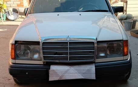 Mercedes-Benz W124, 1990 год, 300 000 рублей, 1 фотография