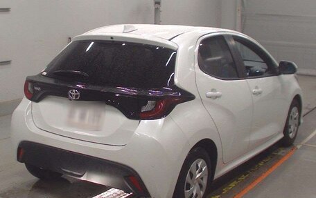 Toyota Yaris, 2022 год, 1 269 000 рублей, 2 фотография