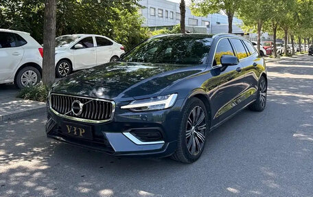 Volvo V60 II, 2022 год, 3 250 000 рублей, 1 фотография