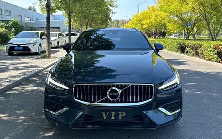 Volvo V60 II, 2022 год, 3 250 000 рублей, 2 фотография
