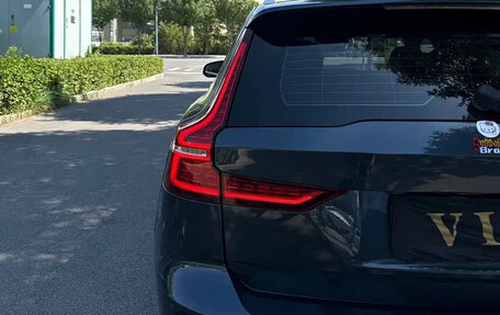 Volvo V60 II, 2022 год, 3 250 000 рублей, 5 фотография