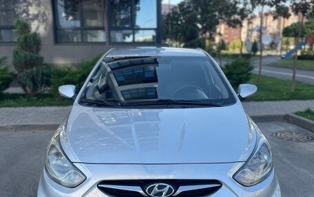 Hyundai Solaris II рестайлинг, 2013 год, 770 000 рублей, 2 фотография