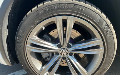 Volkswagen Tiguan II, 2019 год, 3 600 000 рублей, 2 фотография