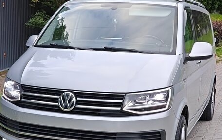 Volkswagen Caravelle T6 рестайлинг, 2017 год, 3 350 000 рублей, 2 фотография