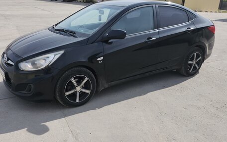 Hyundai Solaris II рестайлинг, 2013 год, 690 000 рублей, 1 фотография
