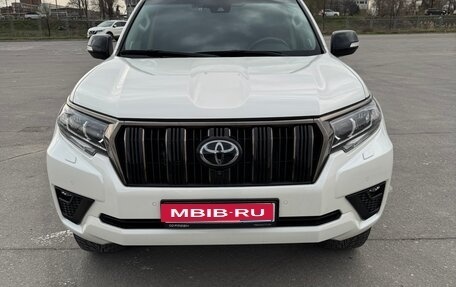 Toyota Land Cruiser Prado 150 рестайлинг 2, 2023 год, 8 100 000 рублей, 1 фотография
