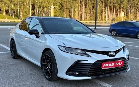 Toyota Camry, 2022 год, 3 225 000 рублей, 1 фотография