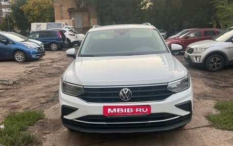 Volkswagen Tiguan II, 2021 год, 2 450 000 рублей, 2 фотография