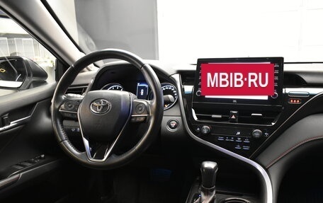 Toyota Camry, 2021 год, 3 200 000 рублей, 10 фотография