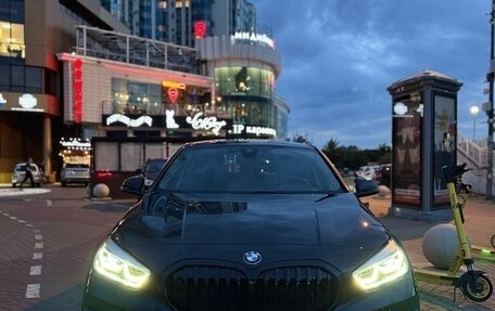 BMW 1 серия, 2021 год, 3 100 000 рублей, 2 фотография