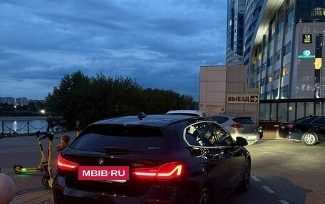 BMW 1 серия, 2021 год, 3 100 000 рублей, 20 фотография