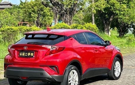 Toyota C-HR I рестайлинг, 2022 год, 1 700 000 рублей, 8 фотография
