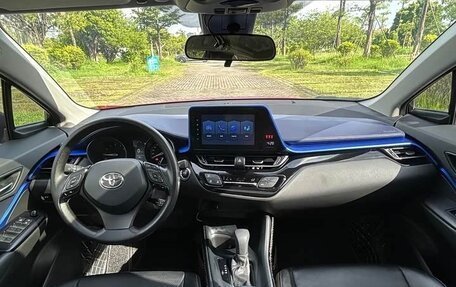 Toyota C-HR I рестайлинг, 2022 год, 1 700 000 рублей, 12 фотография
