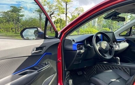 Toyota C-HR I рестайлинг, 2022 год, 1 700 000 рублей, 10 фотография